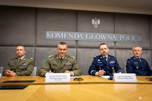 Przedstawiciele Policji i Straży Granicznej podczas uroczystego podpisania porozumienia.