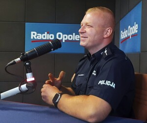 mł. asp. Krzysztof Kuczmera w studiu Radia Opole.