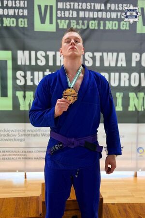 Sportowiec z medalem na szyi.