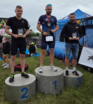 Trzej najlepsi zawodnicy na podium.