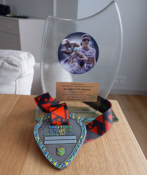 Statuetka i medal.