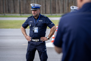 Policjanci i obserwatorzy, a także kadra kierownicza podczas konkurencji w finale konkursu „Policjant Ruchu Drogowego”.