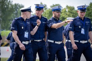 Policjanci i obserwatorzy, a także kadra kierownicza podczas konkurencji w finale konkursu „Policjant Ruchu Drogowego”.