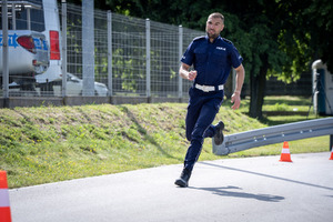 Policjanci i obserwatorzy, a także kadra kierownicza podczas konkurencji w finale konkursu „Policjant Ruchu Drogowego”.