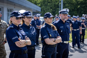 Policjanci i obserwatorzy, a także kadra kierownicza podczas konkurencji w finale konkursu „Policjant Ruchu Drogowego”.