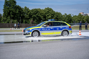 Policjanci i obserwatorzy, a także kadra kierownicza podczas konkurencji w finale konkursu „Policjant Ruchu Drogowego”.