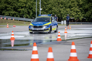 Policjanci i obserwatorzy, a także kadra kierownicza podczas konkurencji w finale konkursu „Policjant Ruchu Drogowego”.