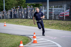 Policjanci i obserwatorzy, a także kadra kierownicza podczas konkurencji w finale konkursu „Policjant Ruchu Drogowego”.