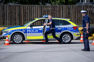 Policjanci i obserwatorzy, a także kadra kierownicza podczas konkurencji w finale konkursu „Policjant Ruchu Drogowego”.