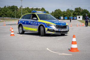 Policjanci i obserwatorzy, a także kadra kierownicza podczas konkurencji w finale konkursu „Policjant Ruchu Drogowego”.