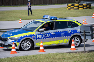 Policjanci i obserwatorzy, a także kadra kierownicza podczas konkurencji w finale konkursu „Policjant Ruchu Drogowego”.