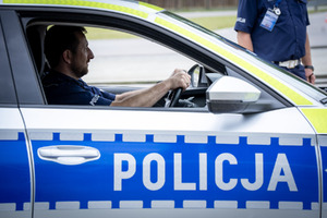 Policjanci i obserwatorzy, a także kadra kierownicza podczas konkurencji w finale konkursu „Policjant Ruchu Drogowego”.