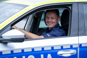 Policjanci i obserwatorzy, a także kadra kierownicza podczas konkurencji w finale konkursu „Policjant Ruchu Drogowego”.