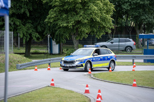 Policjanci i obserwatorzy, a także kadra kierownicza podczas konkurencji w finale konkursu „Policjant Ruchu Drogowego”.