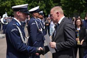 Policjanci i zaproszeni goście podczas uroczystego zakończenia konkursu "Policjant ruchu drogowego".