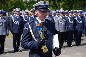Policjanci i zaproszeni goście podczas uroczystego zakończenia konkursu "Policjant ruchu drogowego".