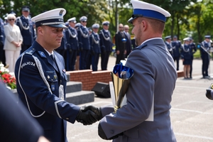 Policjanci i zaproszeni goście podczas uroczystego zakończenia konkursu "Policjant ruchu drogowego".