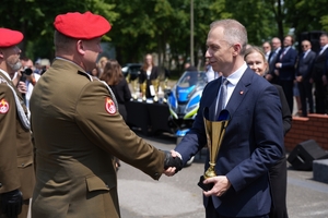 Policjanci i zaproszeni goście podczas uroczystego zakończenia konkursu "Policjant ruchu drogowego".