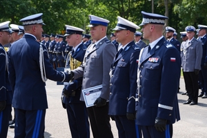 Policjanci i zaproszeni goście podczas uroczystego zakończenia konkursu "Policjant ruchu drogowego".