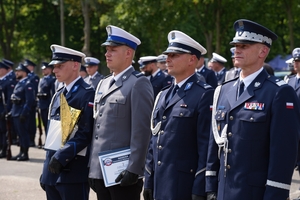 Policjanci i zaproszeni goście podczas uroczystego zakończenia konkursu "Policjant ruchu drogowego".
