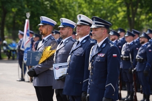 Policjanci i zaproszeni goście podczas uroczystego zakończenia konkursu Policjant ruchu drogowego.