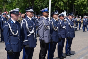 Policjanci i zaproszeni goście podczas uroczystego zakończenia konkursu Policjant ruchu drogowego.