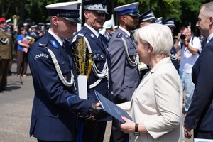 Policjanci i zaproszeni goście podczas uroczystego zakończenia konkursu Policjant ruchu drogowego.