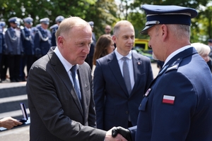 Policjanci i zaproszeni goście podczas uroczystego zakończenia konkursu Policjant ruchu drogowego.
