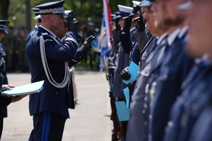 Policjanci i zaproszeni goście podczas uroczystego zakończenia konkursu Policjant ruchu drogowego.