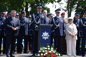 Policjanci i zaproszeni goście podczas uroczystego zakończenia konkursu Policjant ruchu drogowego.