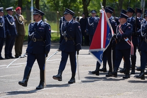 Policjanci i zaproszeni goście podczas uroczystego zakończenia konkursu Policjant ruchu drogowego.