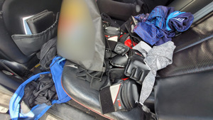 Zabezpieczone przez policjantów przedmioty mogące służyć do udziału w bójce, między innymi rękawice oraz ochraniacze na szczęki.