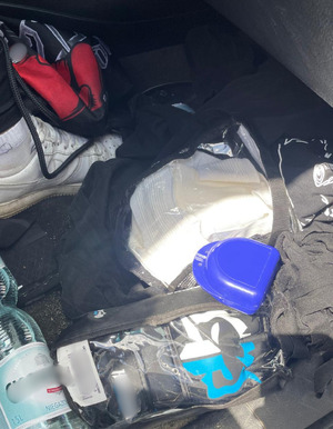 Zabezpieczone przez policjantów przedmioty mogące służyć do udziału w bójce, między innymi rękawice oraz ochraniacze na szczęki.