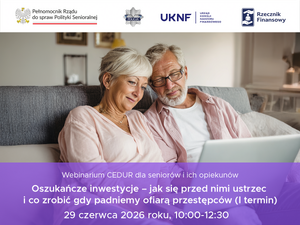 para seniorów siedząca przed komputerem
