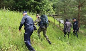 policjanci idą pod górkę.