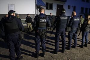 noc, policjanci spotkali się na naradę.