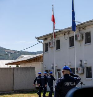 Uroczyste przekazanie flagi państwowej w Jednostce Specjalnej Polskiej Policji w Kosowie