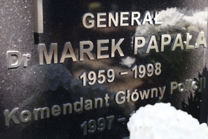 Tablica na grobie ge. Marka Papały.