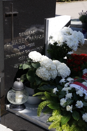 Kwiaty i znicze na grobie generała Marka Papały.