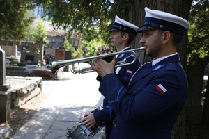 Dwaj policjanci. Jeden z nich gra na trąbce, drugi na bębnie.