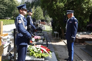 Dwaj policjanci na honorowej warcie przy grobie generała Marka Papały, I Zastępca Komendanta Głównego Policji nadinsp. Roman Kuster składa hołd.