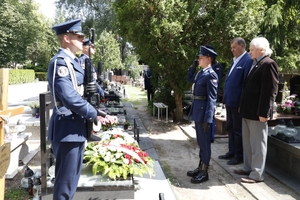 Dwaj policjanci na honorowej warcie przy grobie generała Marka Papały, I Zastępca Komendanta Głównego Policji nadinsp. Roman Kuster składa hołd razem z innym mężczyzną.
