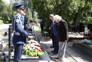 Dwaj policjanci na honorowej warcie przy grobie generała Marka Papały, I Zastępca Komendanta Głównego Policji nadinsp. Roman Kuster składa hołd razem z innym mężczyzną.