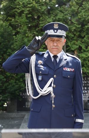 I Zastępca Komendanta Głównego Policji nadinsp. Roman Kuster składa hołd.