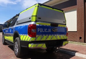 Zdjęcie przedstawia policyjnego Pick-upa