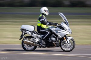 Policjant na motorze w trakcie ćwiczeń.