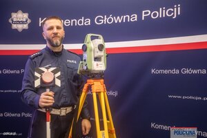 Policjant z zakupionym sprzętem.