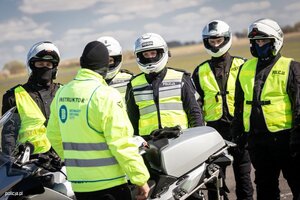 Policjanci zebrani przed ćwiczeniami.