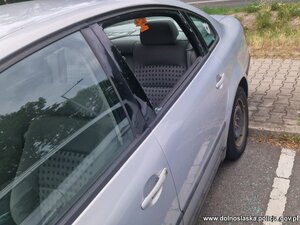 Auto z wybitą tylną szybą.