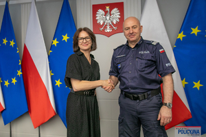 Wiceszef Policji i szefowa CUPT ściskają sobie dłonie podczas spotkania.